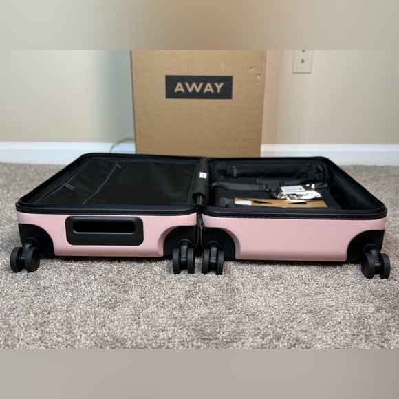 Away Bigger carry on - Picture 9 of 9